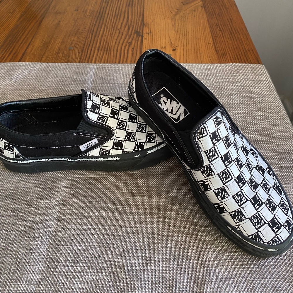Like new women’s size 7 black and white checkered slip on Vans